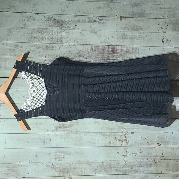 Venus black and lace dress - Picture 7 of 10